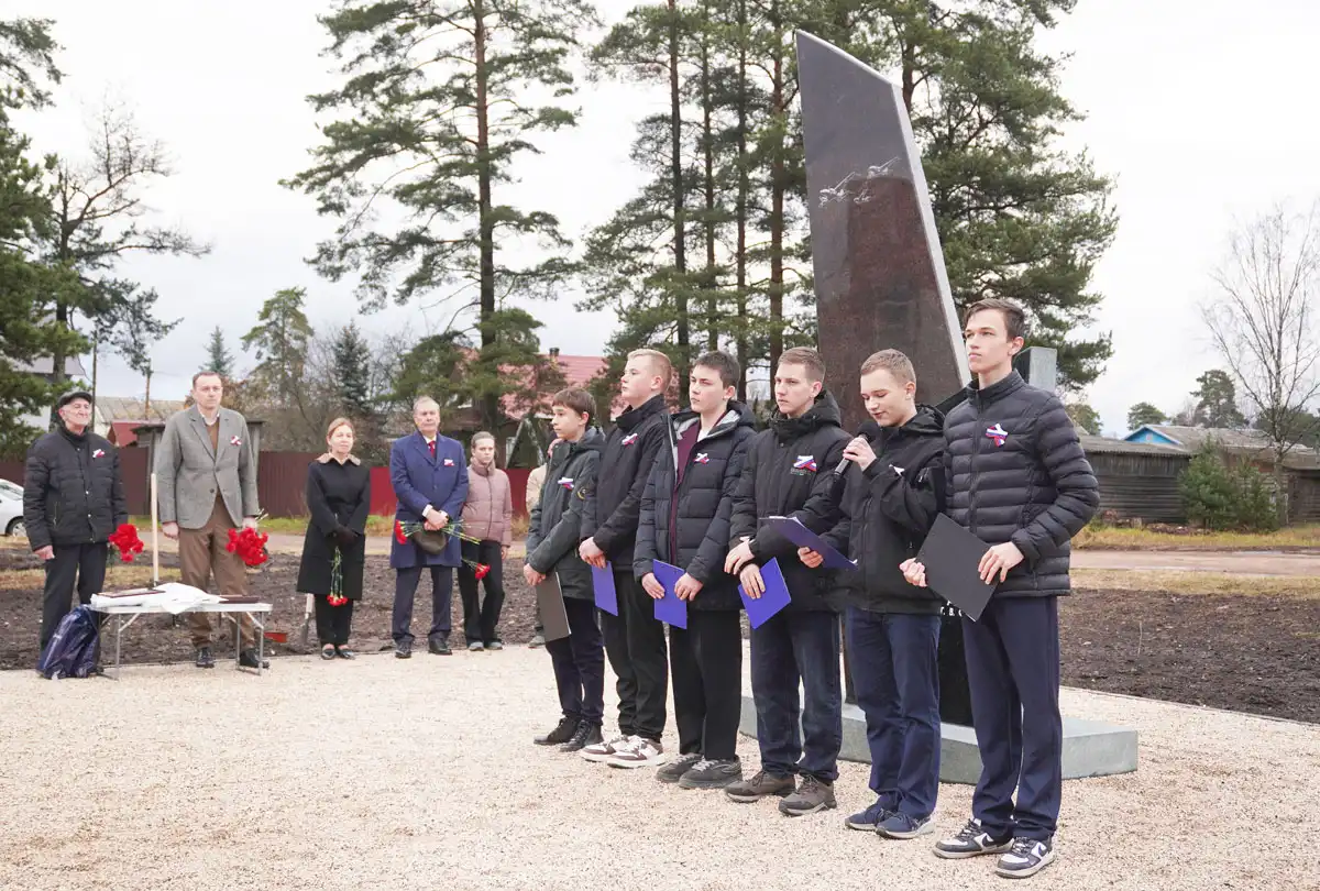На открытии памятника ребята читали свои стихи, посвящённые лётчикам.