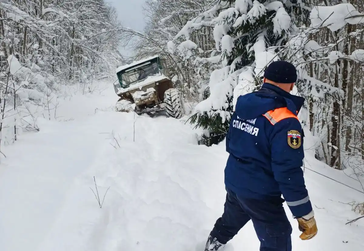 Чтобы по лесному бездорожью преодолеть 9 км до Погостища, спасателям понадобилось 9 часов.