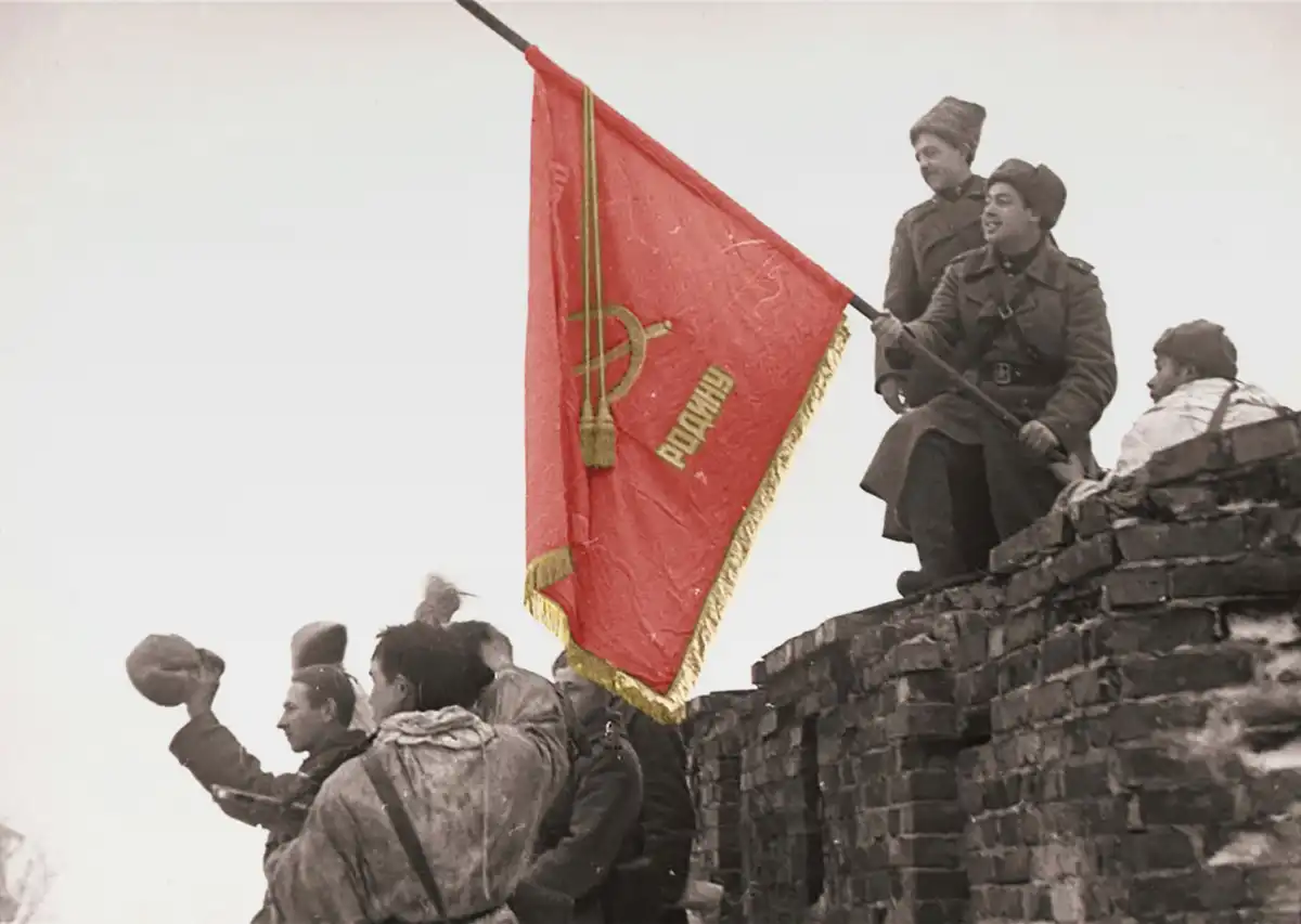 Знамя на кремлёвской стене установили командир 1258-го полка Александр Швагирев и его заместитель Вячеслав Николаев.