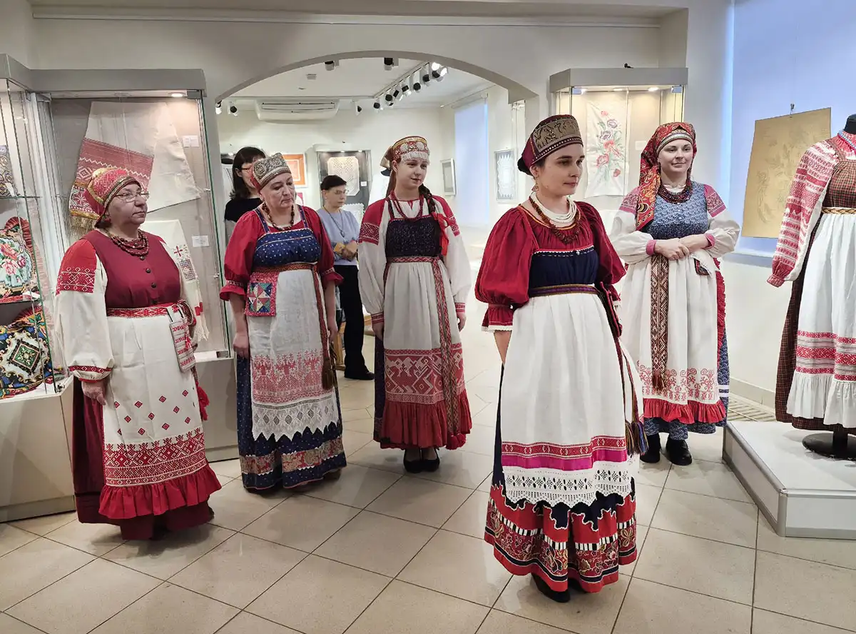 На открытии выставки было устроено дефиле мастериц в традиционных костюмах, украшенных вышивкой.