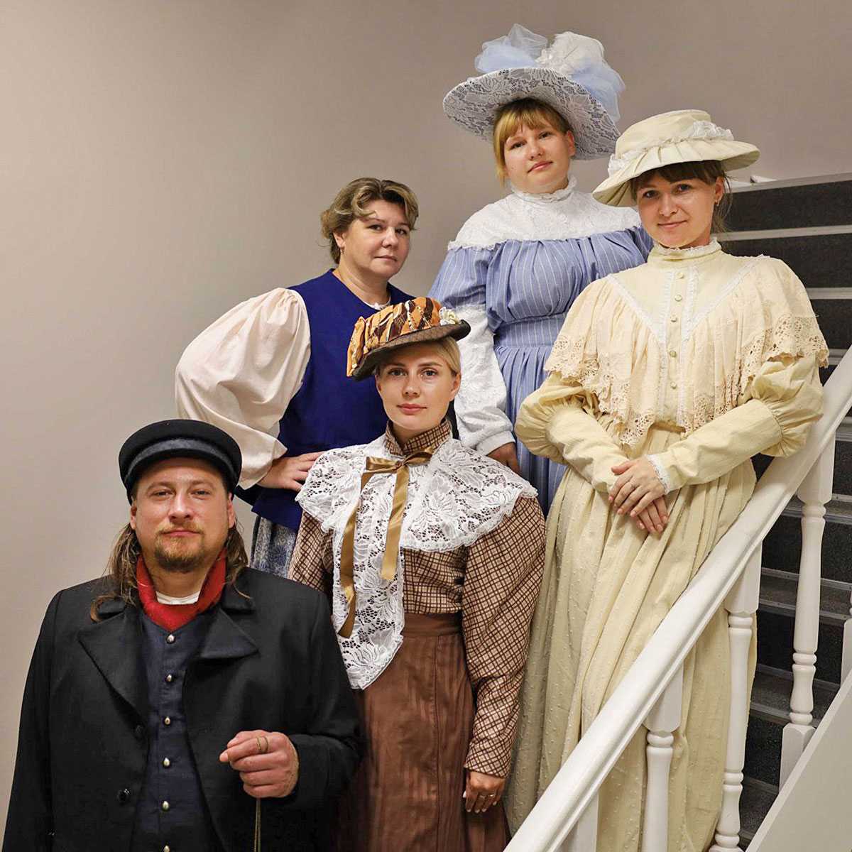 Театр начинается с вешалки, а театрализованное представление в Крестецком музее — с лестницы. В роли детей купца Иванченкова — сотрудники музея. Дама в бело-голубом — Лидия Шаваева.