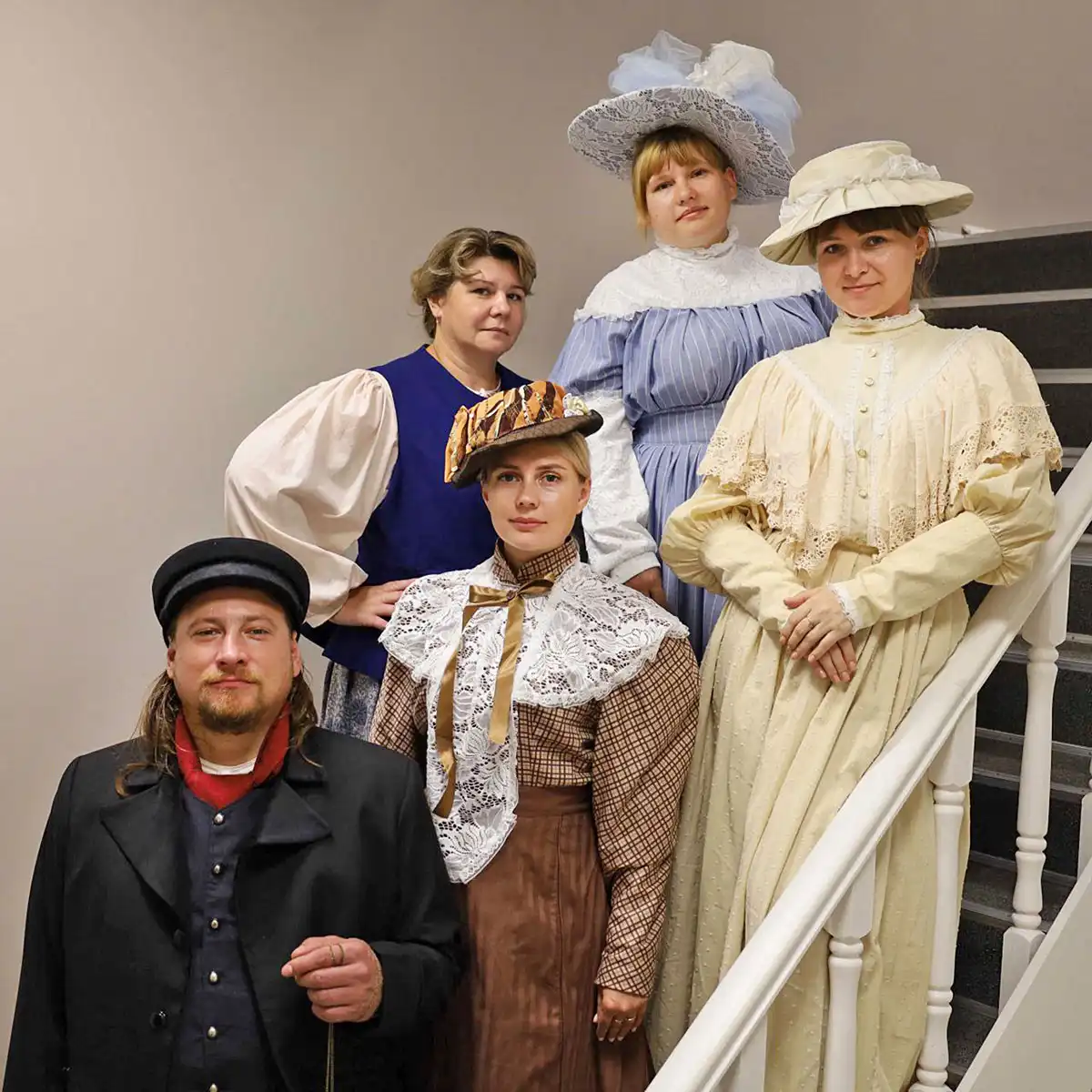 Театр начинается с вешалки, а театрализованное представление в Крестецком музее — с лестницы. В роли детей купца Иванченкова — сотрудники музея. Дама в бело-голубом — Лидия Шаваева.