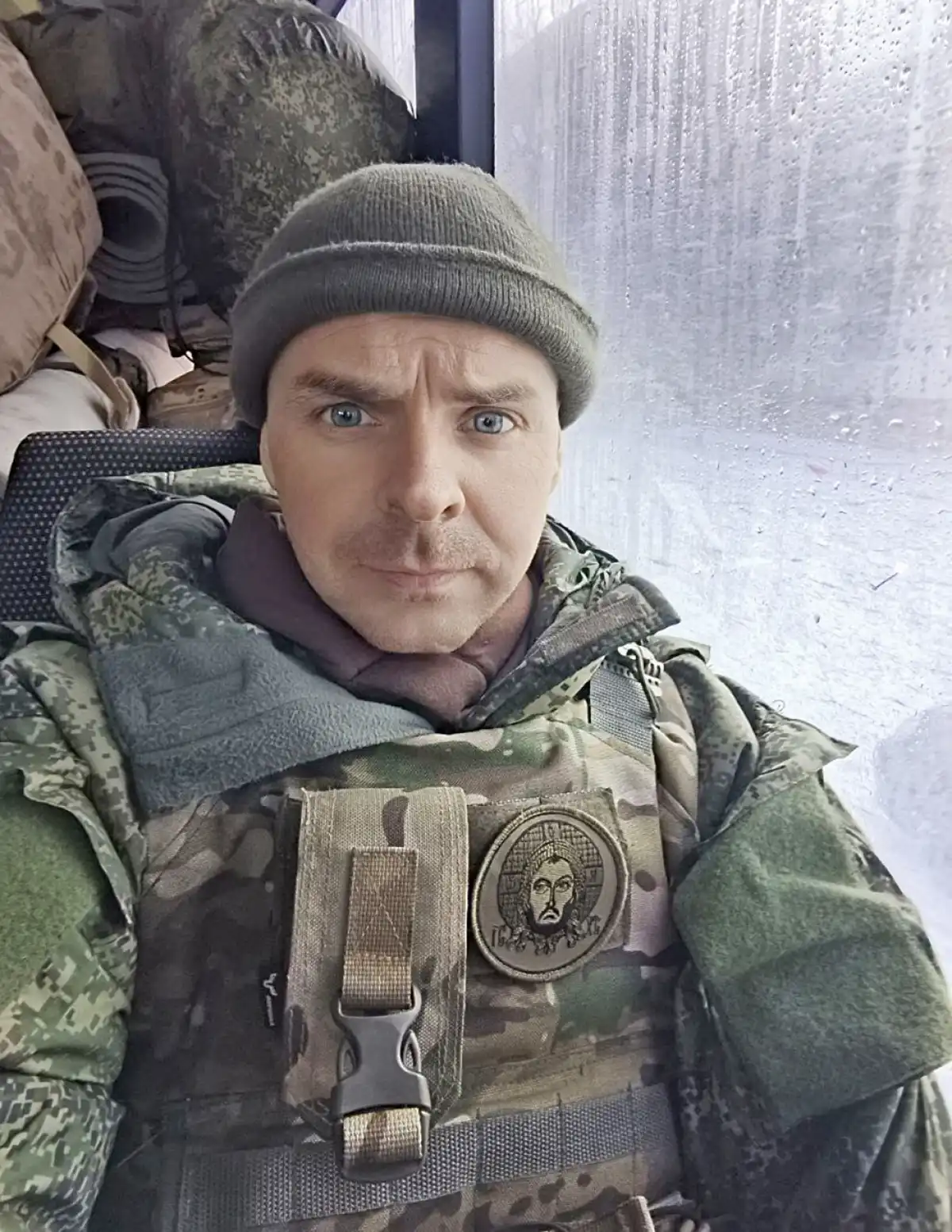 По-разному складываются судьбы участников СВО. Кто-то сейчас учится управлять – по программе «СВОи Герои 53». А у депутата Анатолия Севостьянова всё ровно наоборот – уже год он учится воевать.