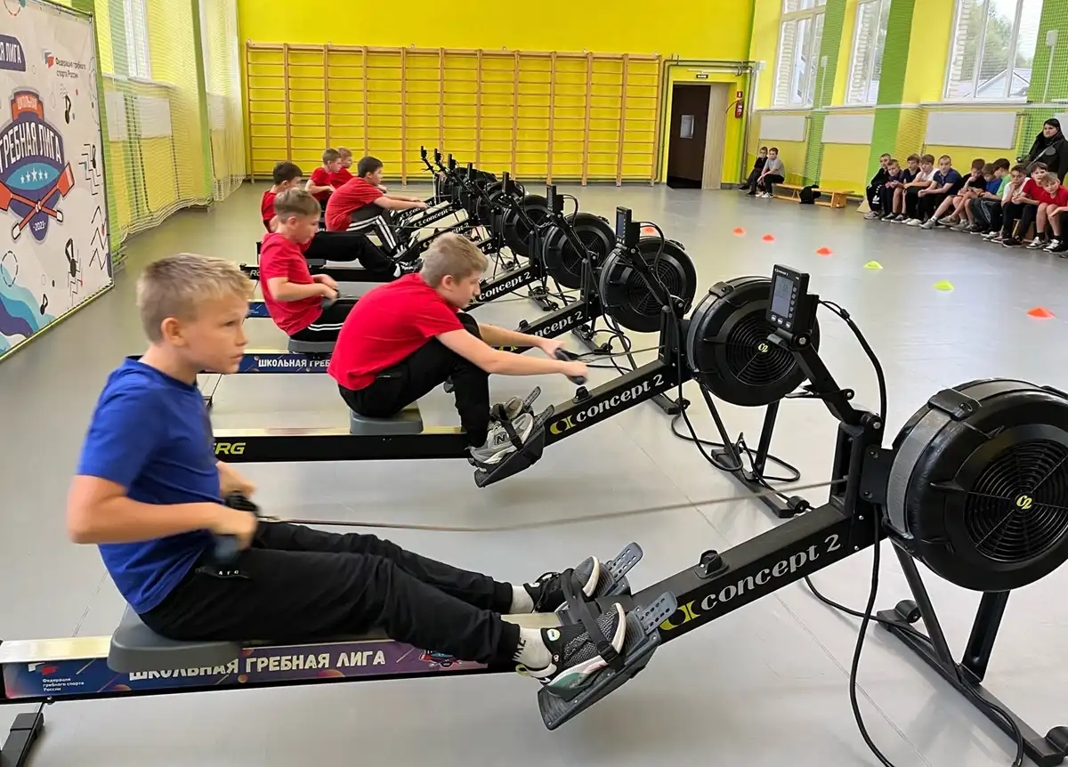 Гребной тренажёр, он же эргометр, помогает развивать почти все мышцы человеческого тела.