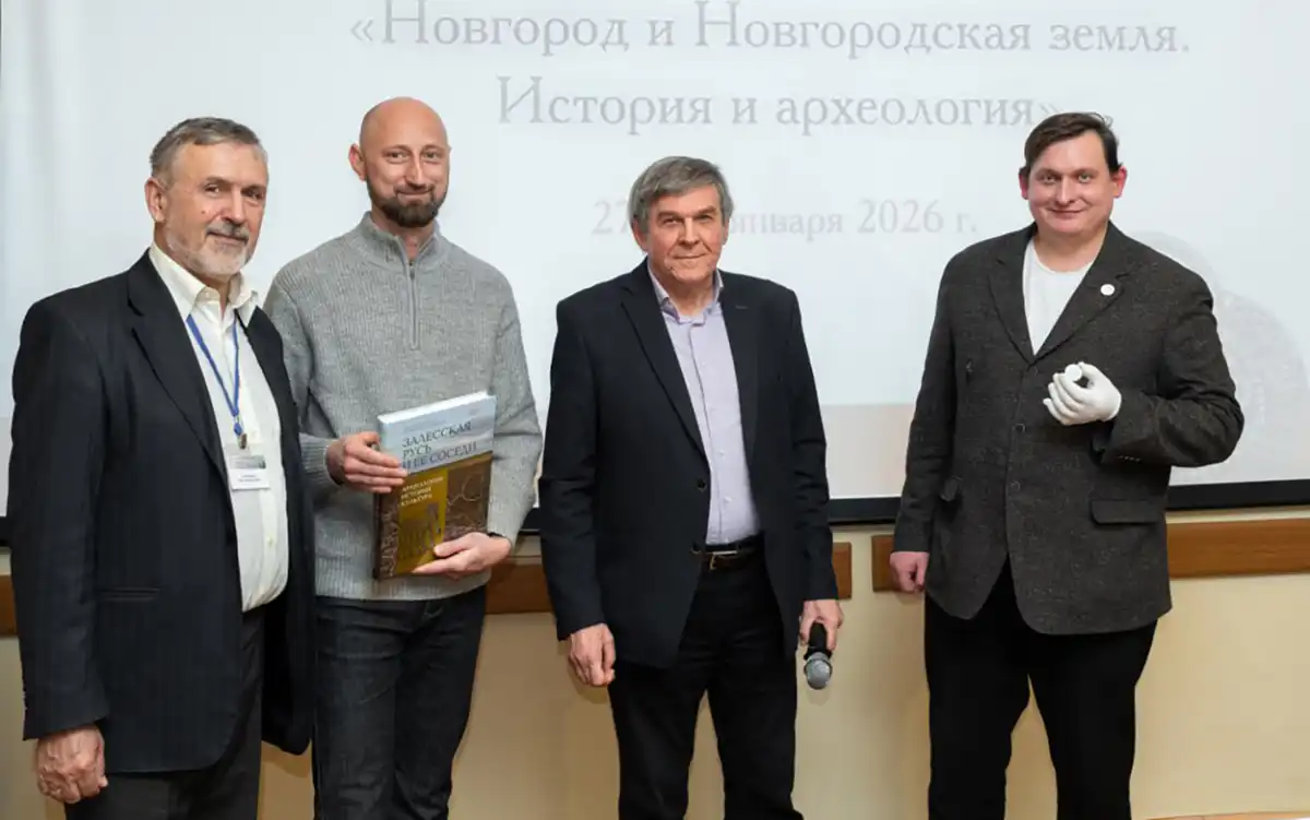 Пётр Гайдуков (с микрофоном): «Мы рады, что такая редкость обрела наконец своё законное место».