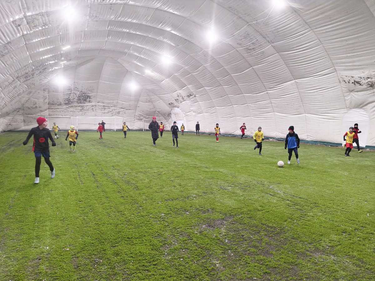 Теперь у юных футболистов появилась возможность тренироваться на газоне круглогодично.
