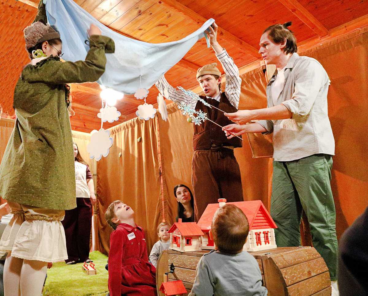 Вместе с деревяшками камерный интерактивный спектакль будет знакомить новгородских малышей с традиционной культурой