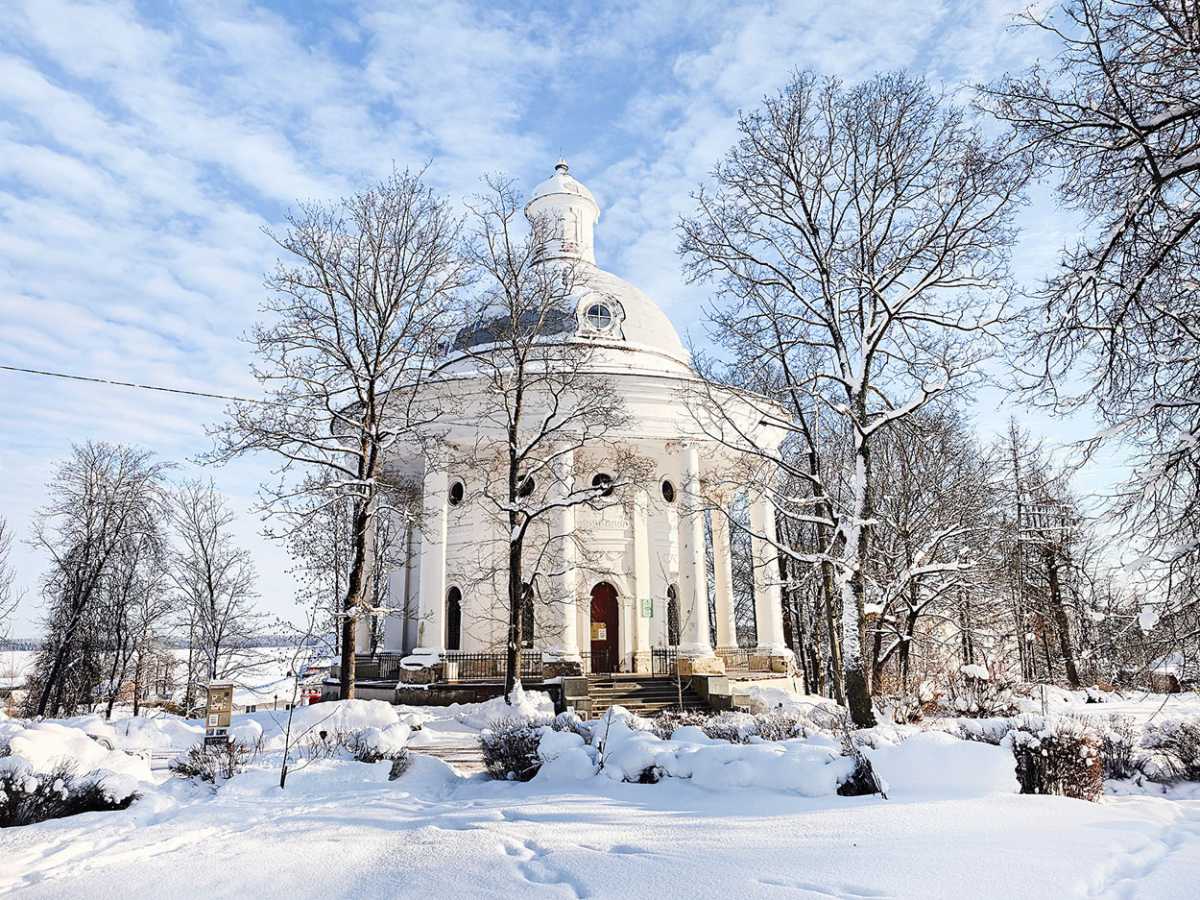 Строительство путевой дворцовой ротонды было начато в 1786 году по заказу Екатерины II.