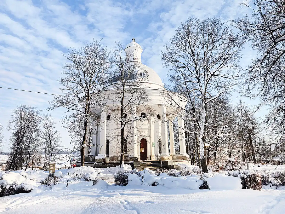 Строительство путевой дворцовой ротонды было начато в 1786 году по заказу Екатерины II.