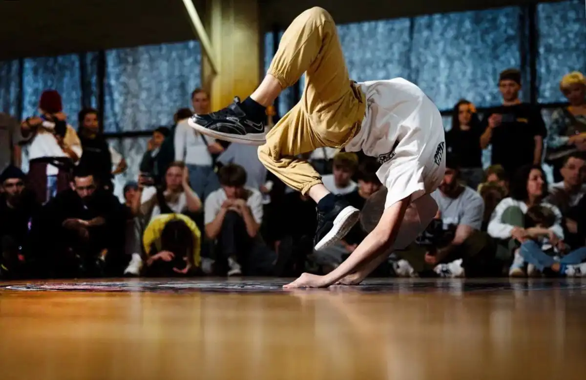 Эффектно, спортивно, круто — говорить о брейкинге можно много. Но танцоры советуют просто попробовать.