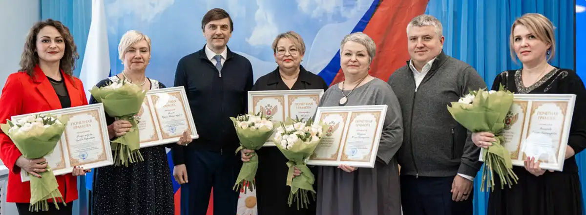 Глава Минпросвещения поблагодарил педагогов Ермолинской школы и детского сада за их труд и любовь к детям и вручил им ведомственные награды.