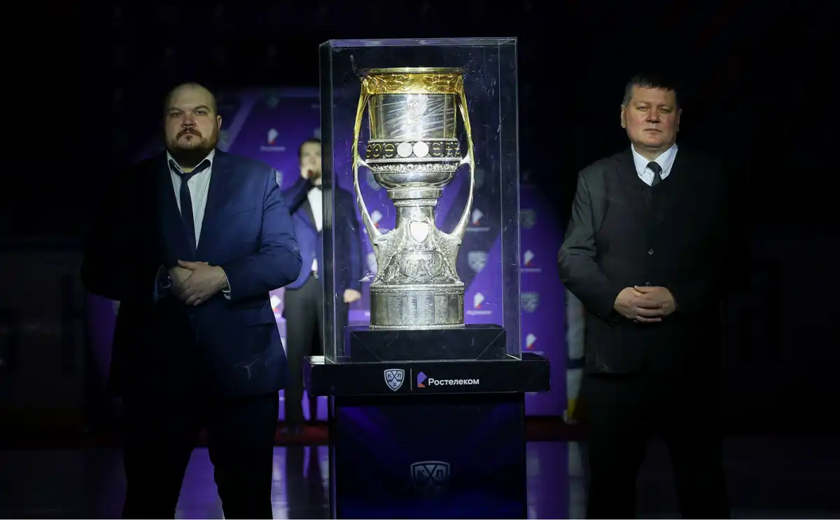 Сотни новгородцев пришли посмотреть на Кубок Гагарина, находившийся под неусыпным контролем охранников.