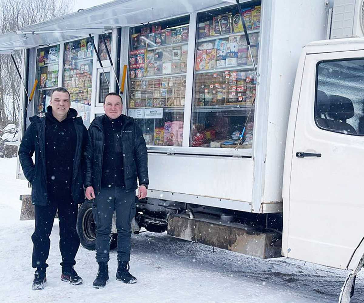 Автолавка двух друзей Евгения и Дмитрия обслуживает жителей 60 отдалённых деревень.