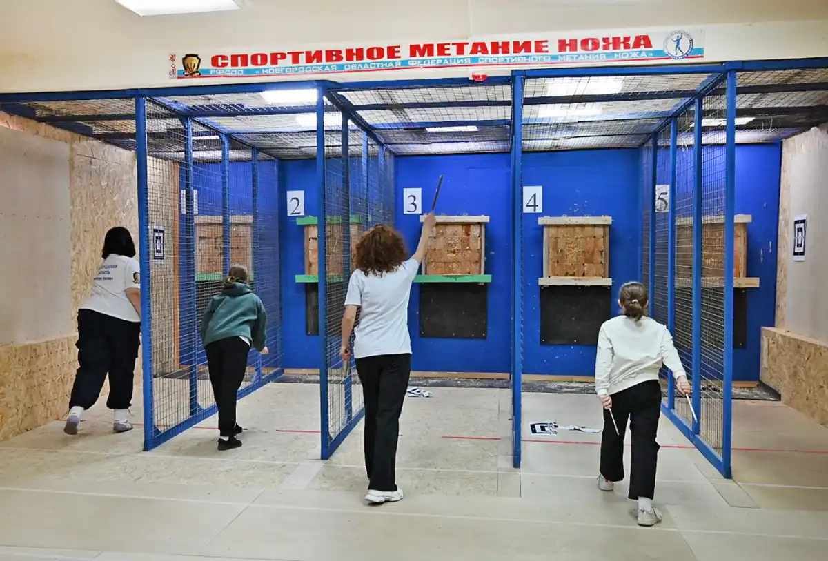 В соревнованиях по метанию ножа приняли участие не только взрослые, но и школьники.