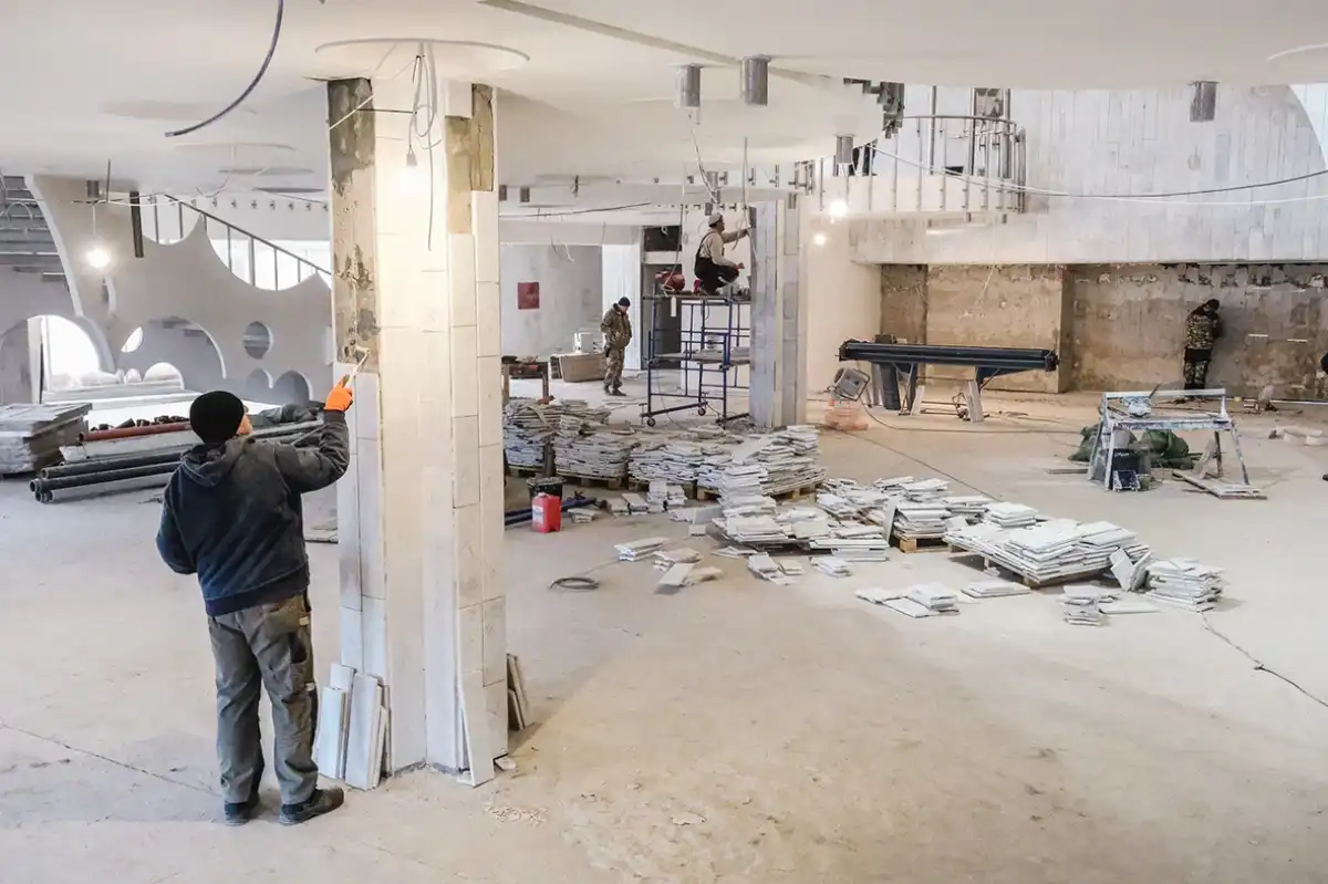 В фойе театра драмы сейчас обновляют мраморное покрытие стен.