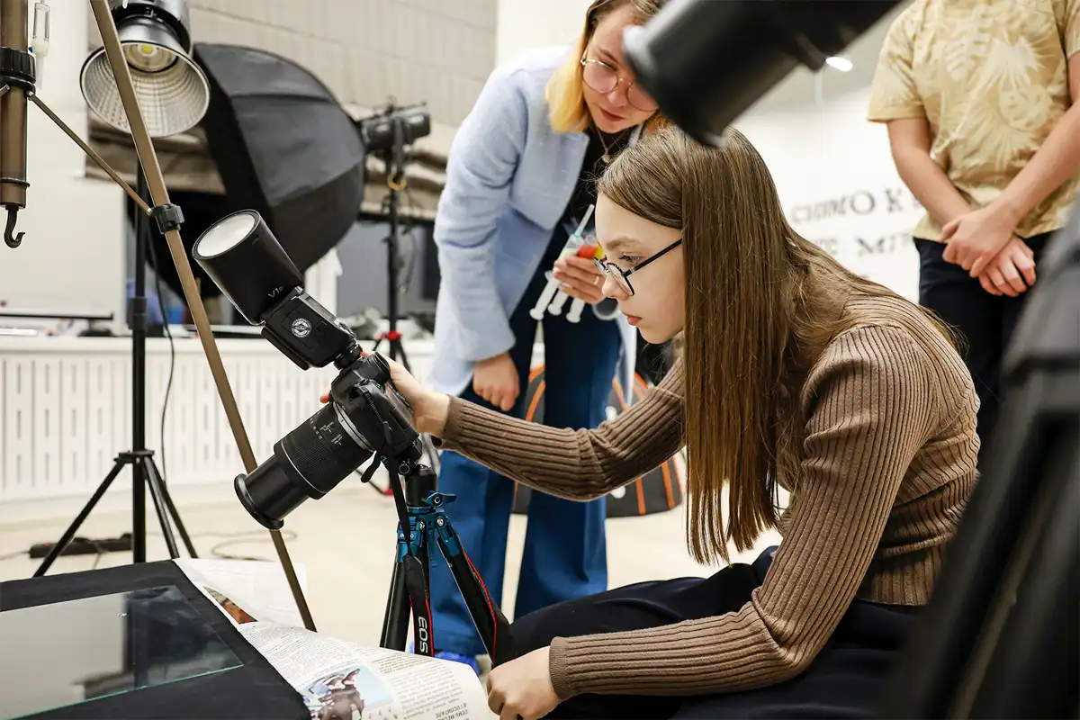 Фото- и видеокласс сочетает в себе как преподавание теории, так и отработку практики — мини-фотостудию.