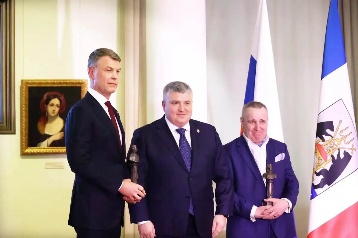 Губернатор Александр Дронов с лауреатами премии имени Державина — Дмитрием Аристовым и Брониславом Гонгало.