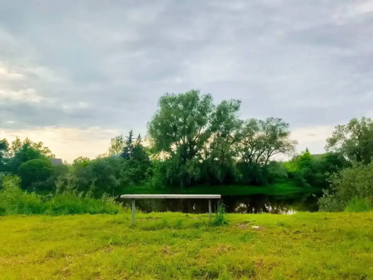 Пока из удобств на берегу Порусьи только пара скамеек, но после благоустройства всё изменится.