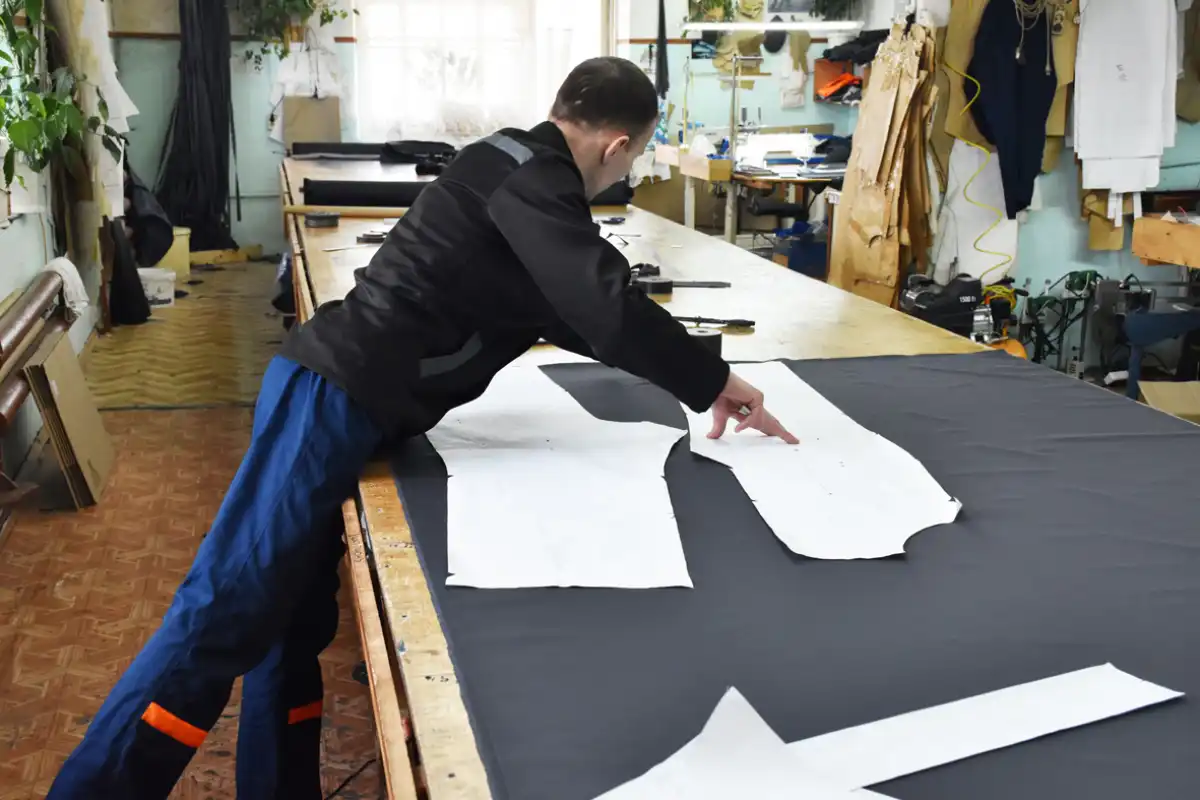 На швейном производстве сотрудничают с организациями и предприятиями не только из Новгородской области, но и других регионов.