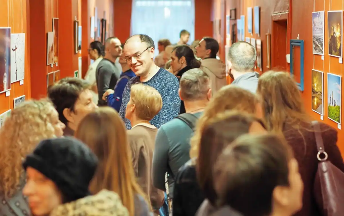 Открытие каждой новой выставки наполняет коридоры «Чуда» гостями.