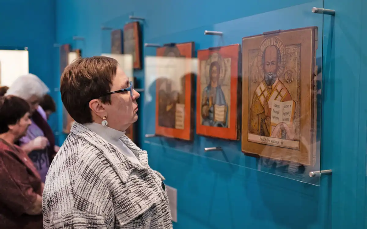 Выставка, открывшаяся в здании Присутственных мест, продлится до 7 декабря 2026 года.