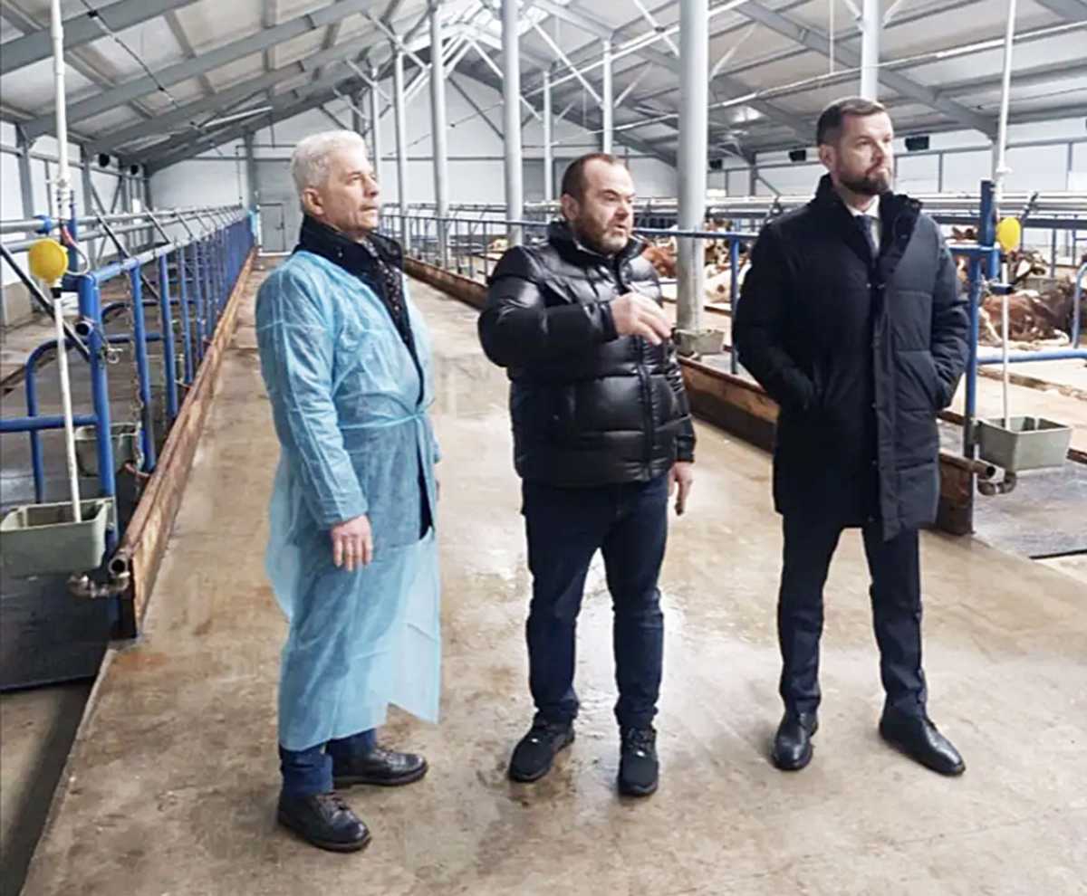 Молоко на столе