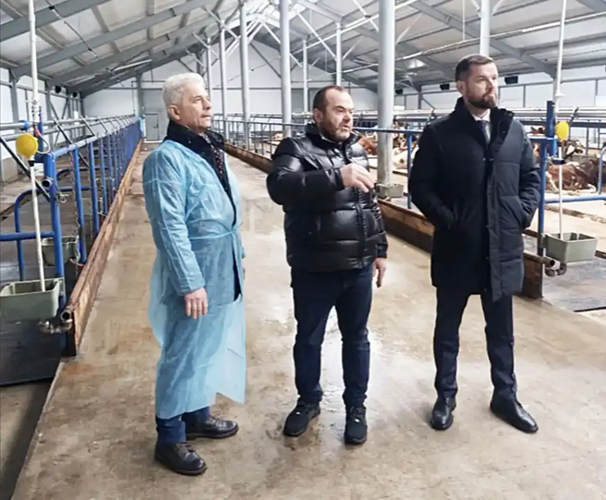Ход работ на ферме Хасана Дадаева проверили заместитель губернатора Олег Шахов и заместитель министра сельского хозяйства Владимир Татаренко.