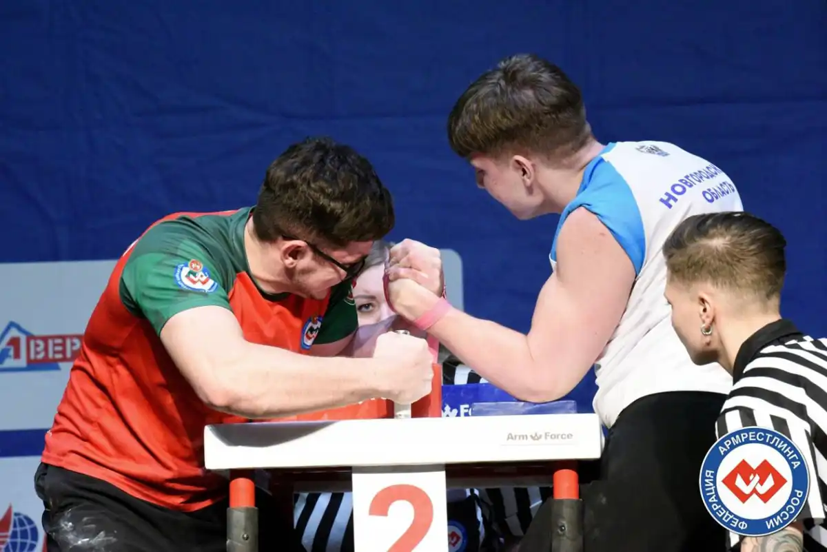 Армрестлеры встречаются лицом к лицу, и сломать настрой противника на борьбу можно одним взглядом ещё до старта поединка.