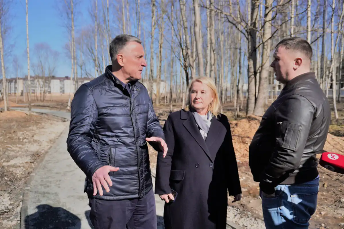 Александр Розбаум и Лариса Сергухина проверили, как готовят к дальнейшему благоустройству Берёзовую рощу в Псковском микрорайоне.