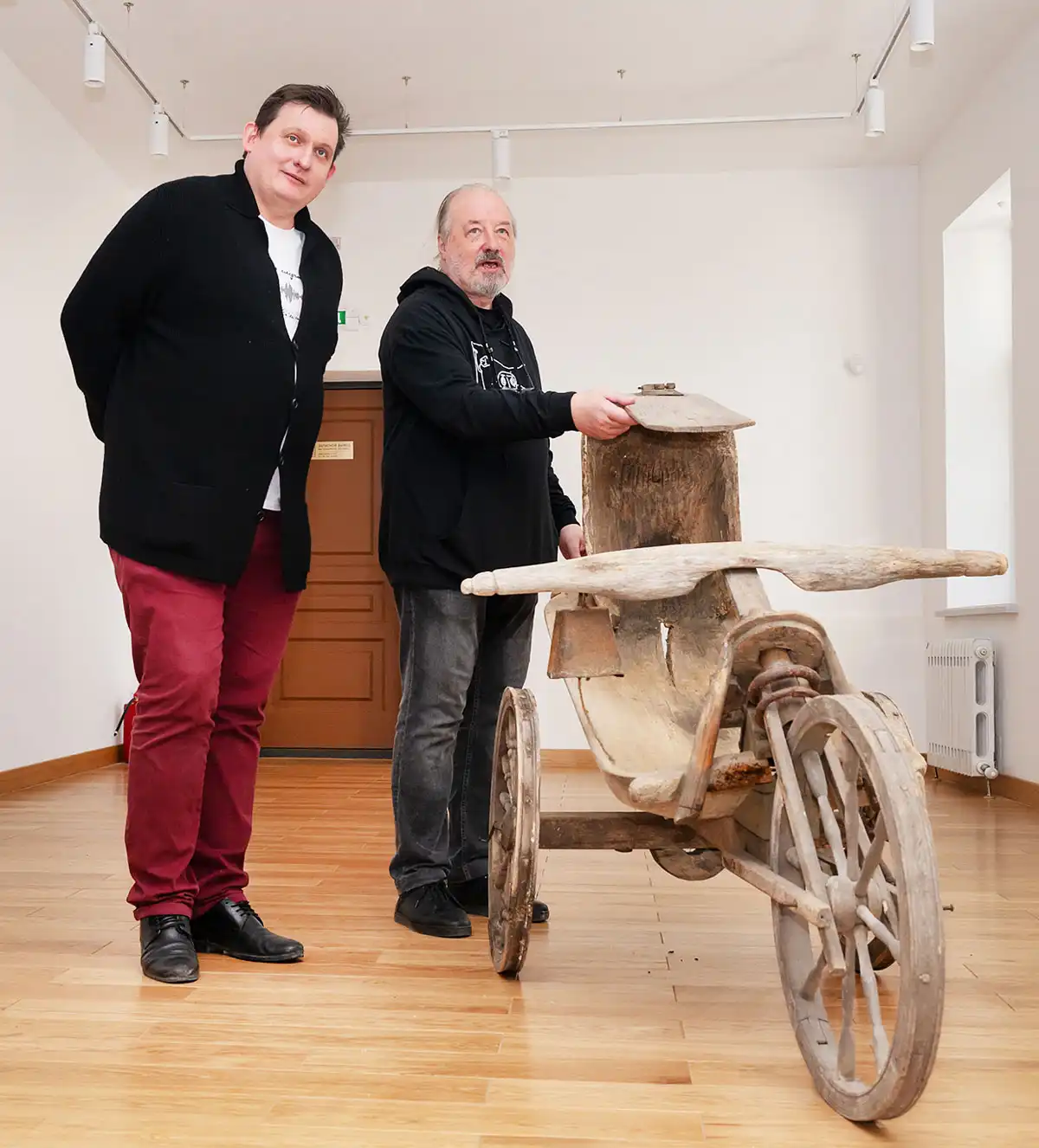 Сергеев день в выставочном зале на Ярославовом дворище. Обретением покататицы мы обязаны тандему скульптора-автомобилиста Сергея Антонова и директора-кинематографиста Сергея Брюна. Притом что само чудо средневековой инженерной мысли является почему-то одноместным.