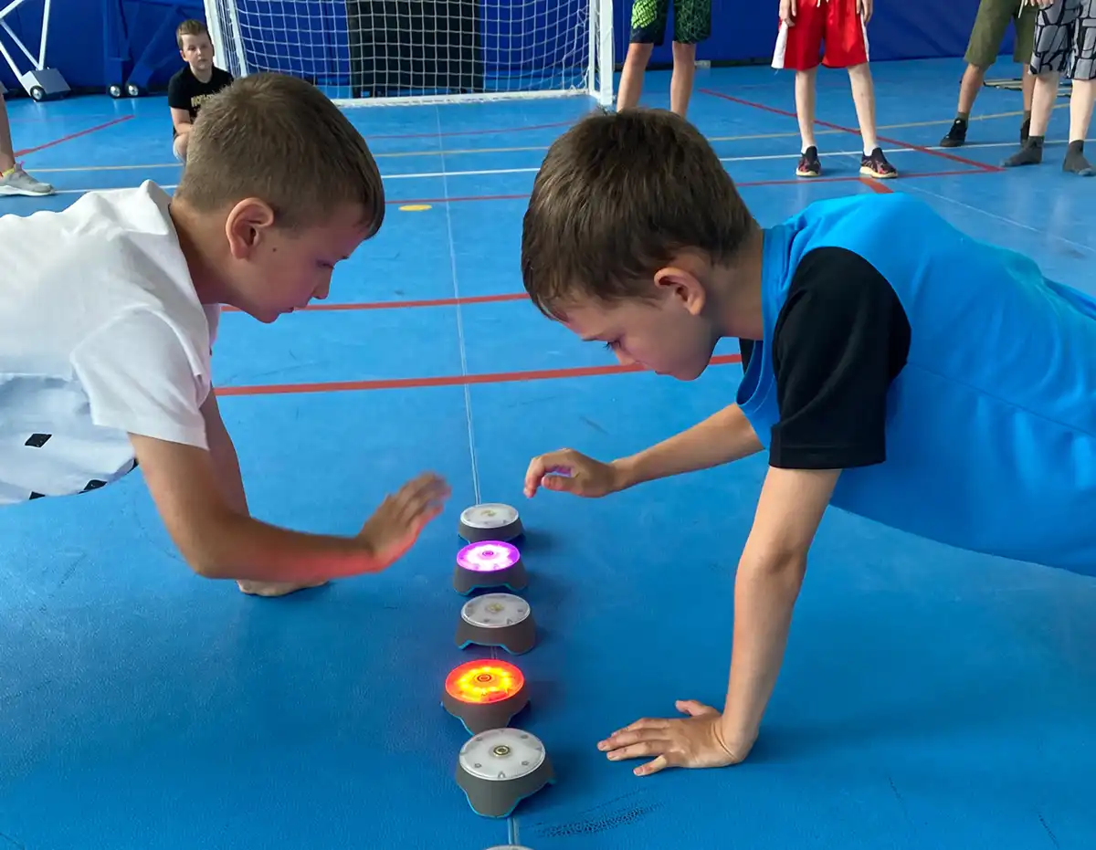 Новый тренажёр в любытинской спортшколе — это не только полезно, но ещё и весело.