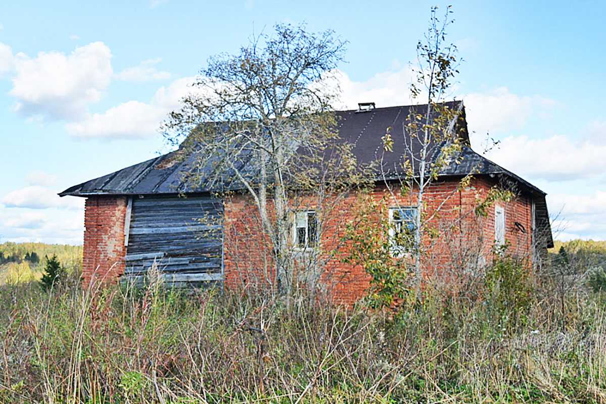 На месте расстрела командующего 34-й армией в деревне Лобаново, 2018 год.