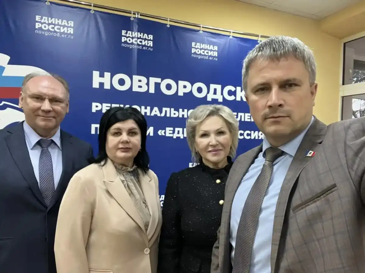 На участие в предварительном голосовании подали документы сенатор РФ Елена Писарева, депутаты Новгородской областной Думы Лариса Артемьева, Юрий Саламонов и Олег Стрыгин.