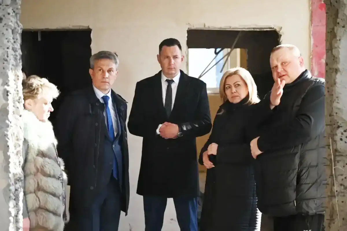 В составе комиссии: депутат Станислав Мельников, министр образования области Дмитрий Яковлев, заместитель губернатора Анна Тимофеева.