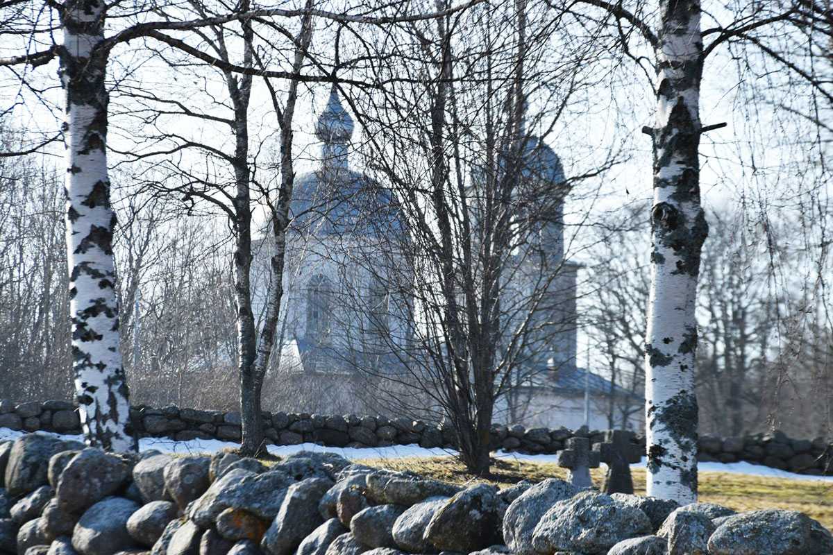 Церковь Успения Пресвятой Богородицы в деревне Коростынь была построена в 1726 году по проекту Гаэтано Кьявери. Этот храм — один из самых красивых образцов церковного зодчества региона. Его архитектура и внутреннее убранство впечатляют даже искушённых путешественников.