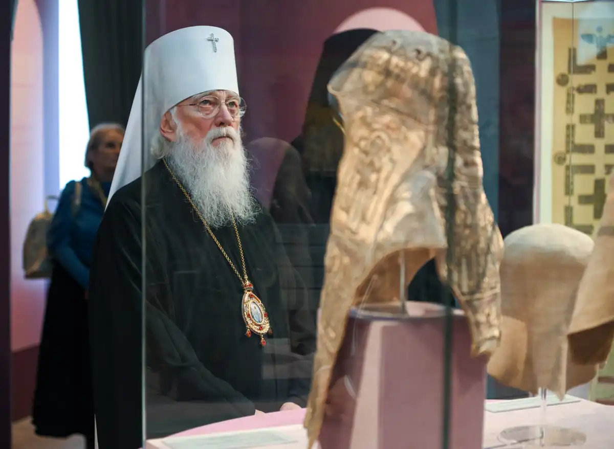 По экспонатам можно проследить эволюцию церковного облачения.