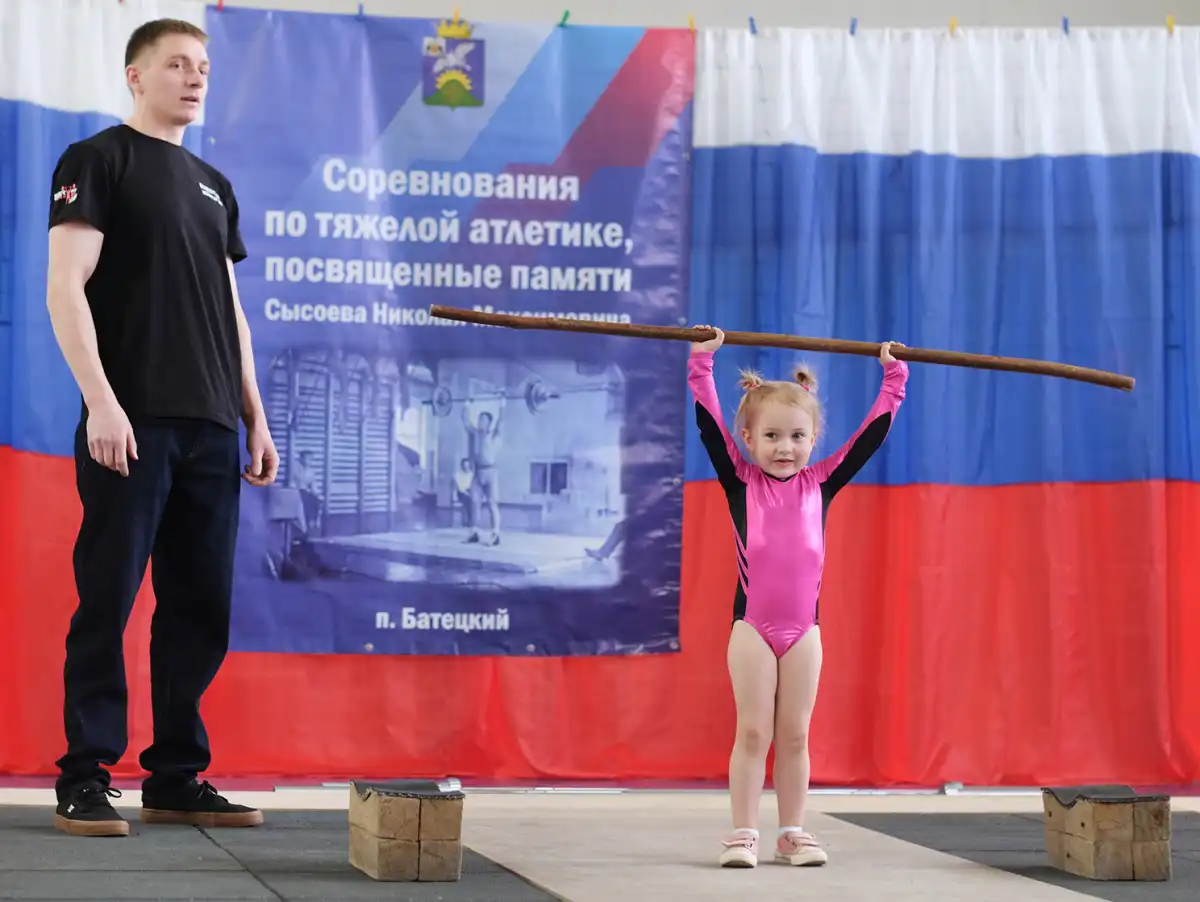 Алексей Мелешко был доволен тем, как его дочка Ева выполнила упражнение.