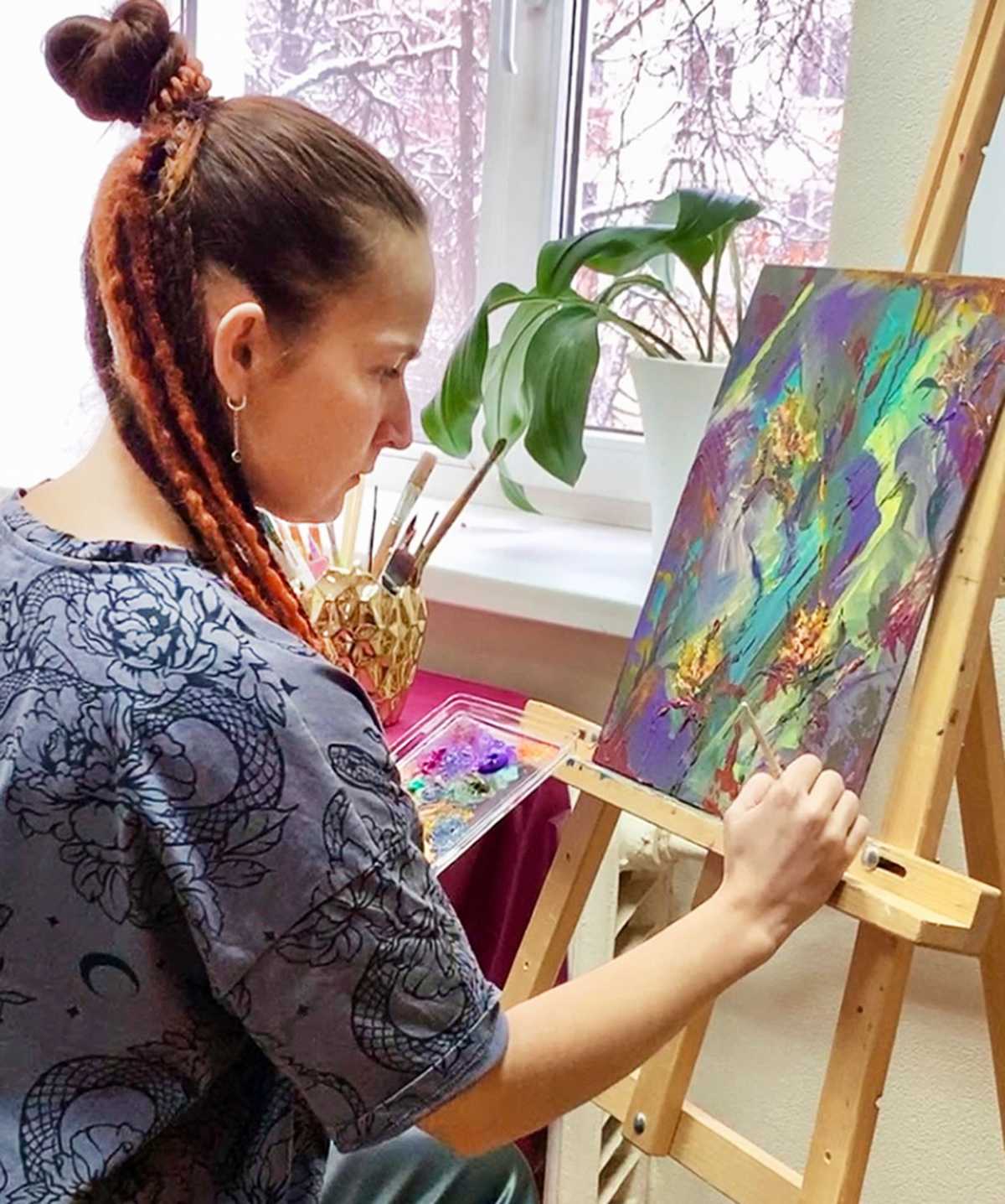 Художница готова вести свою аудиторию от рисования с референсов в абсолютное творчество.