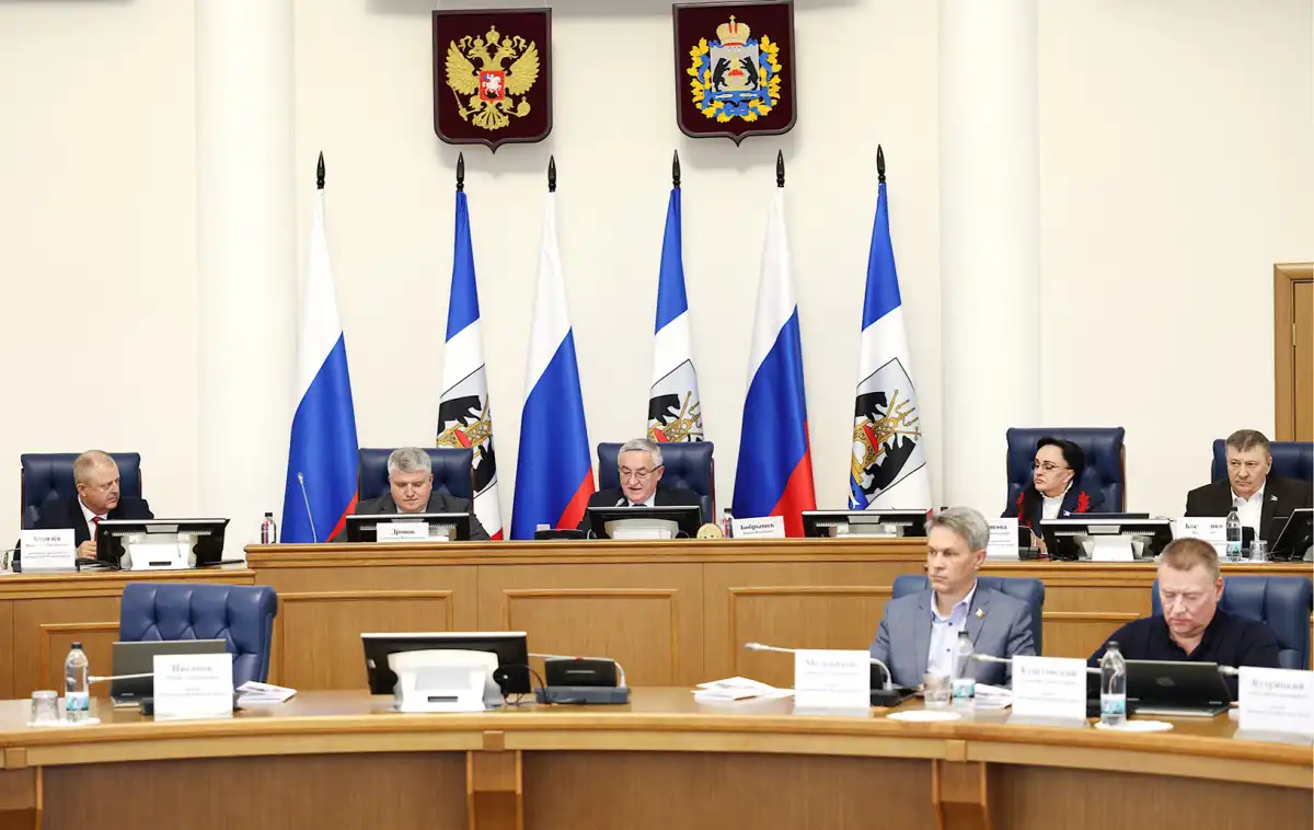 Очередное заседание облдумы прошло в преддверии Дня российского парламентаризма, который отмечали 27 апреля.