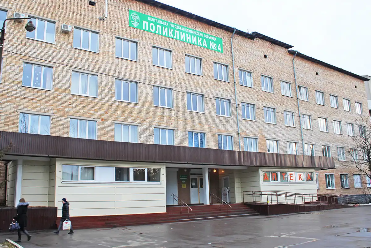 Поликлиника № 4 на улице Ломоносова — самая большая в Великом Новгороде. Она обслуживает порядка 90 тысяч жителей Западного микрорайона.