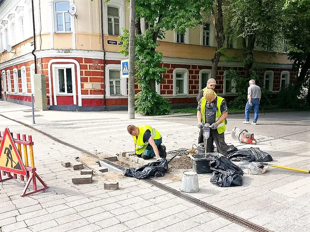 На Ильиной улице сотрудники «Городского хозяйства» частично заменили решётки на стоках и расшатавшуюся тротуарную плитку.