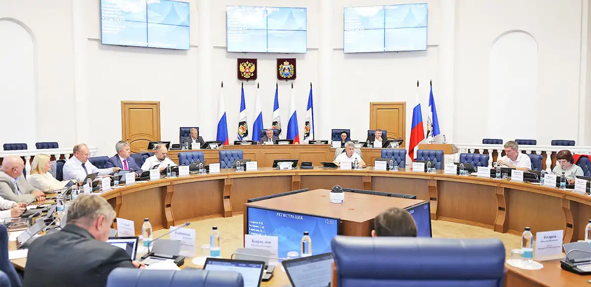 Ранее Новгородская областная Дума закрепила за молодыми учителями право на ежемесячную выплату 10 тысяч рублей в первые три года работы. Ранее Новгородская областная Дума закрепила за молодыми учителями право на ежемесячную выплату 10 тысяч рублей в первые три года работы.