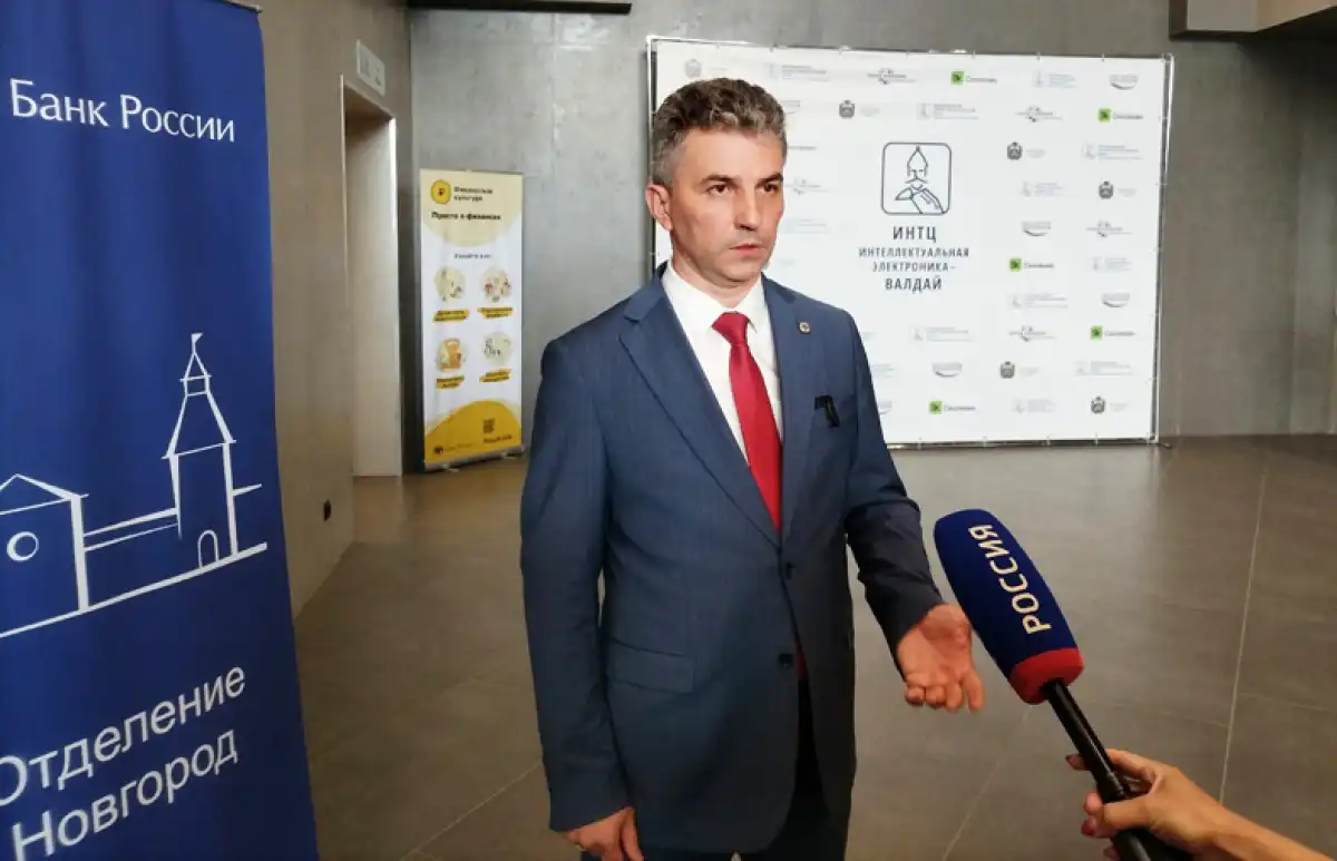 Павел Шаптала напомнил новгородцам, что важно оценивать свою долговую нагрузку, выплаты по кредитам не должны превышать 30% личного бюджета, и призвал доверять проверенным источникам информации, в том числе сообществам ЦБ в социальных сетях.