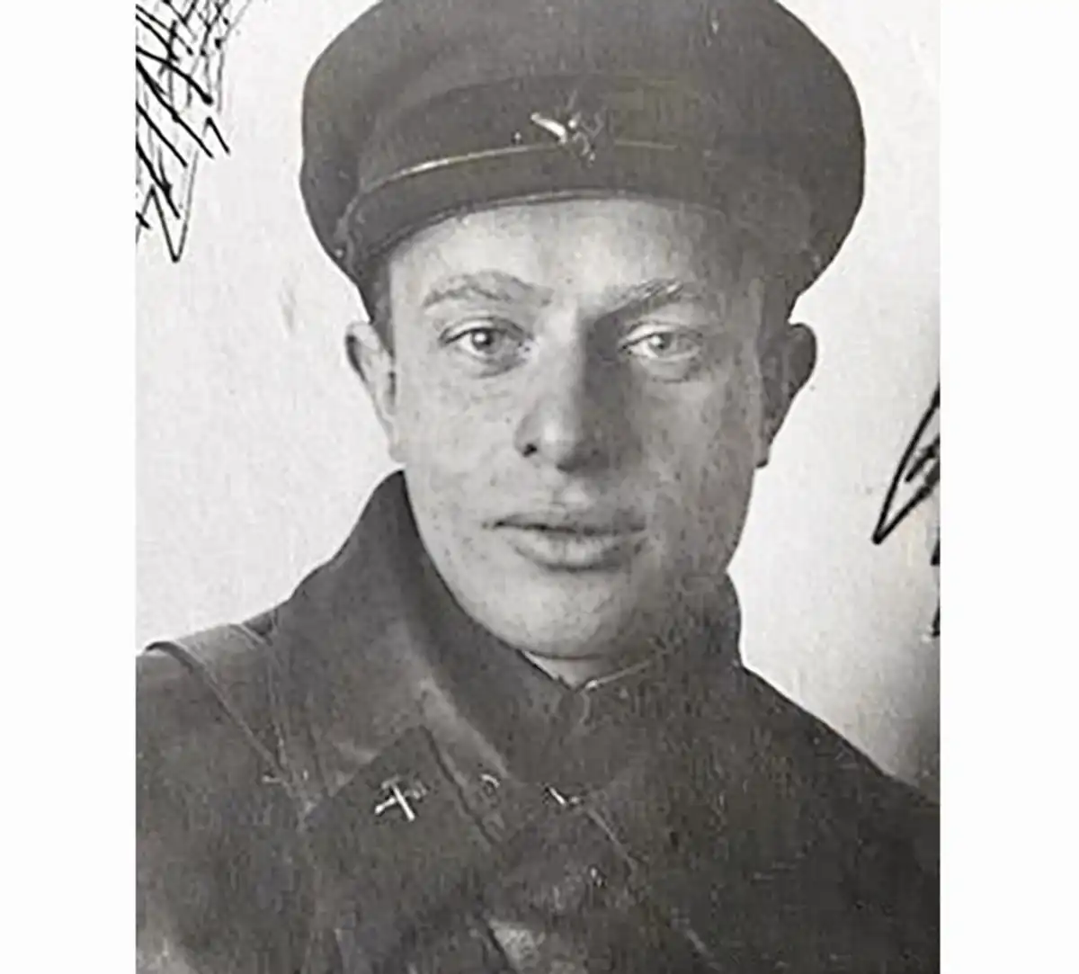 Младший политрук Лев Крафт.