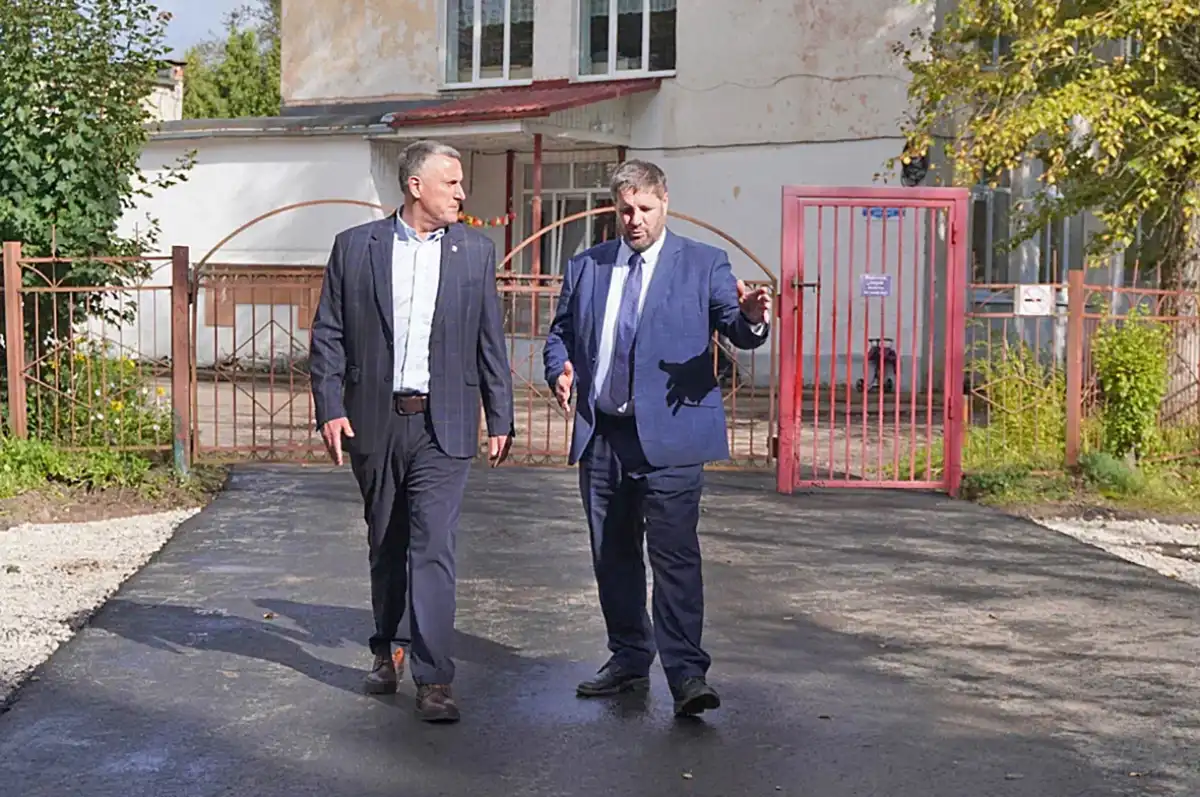 Подъезд к садику заасфальтирован, и на месте лужи теперь ровное покрытие.