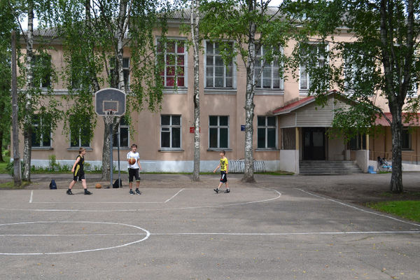 Последние дни каникул: мальчишки, после того как получили учебники, решили сыграть на школьной спортплощадке в баскетбол