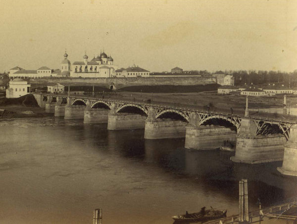 Так выглядел Волховский мост, построенный по проекту Казимира Рейхеля. Фотография 1880-х — начала 1890-х годов из коллекции Вячеслава Волхонского