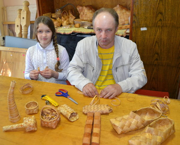 Алексей Высоченков и его младшая дочь Аня в мастерской