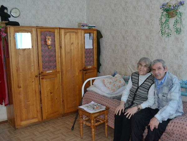  Бывает, что в дом престарелых переезжают парами