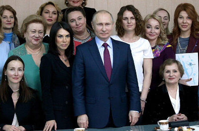 Новгородская бизнес-леди на фото слева от президента